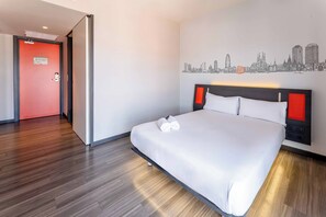 Habitación estándar doble, 1 cama doble, accesible para personas con discapacidad | Colchones viscoelásticos, cortinas opacas, sistema de insonorización