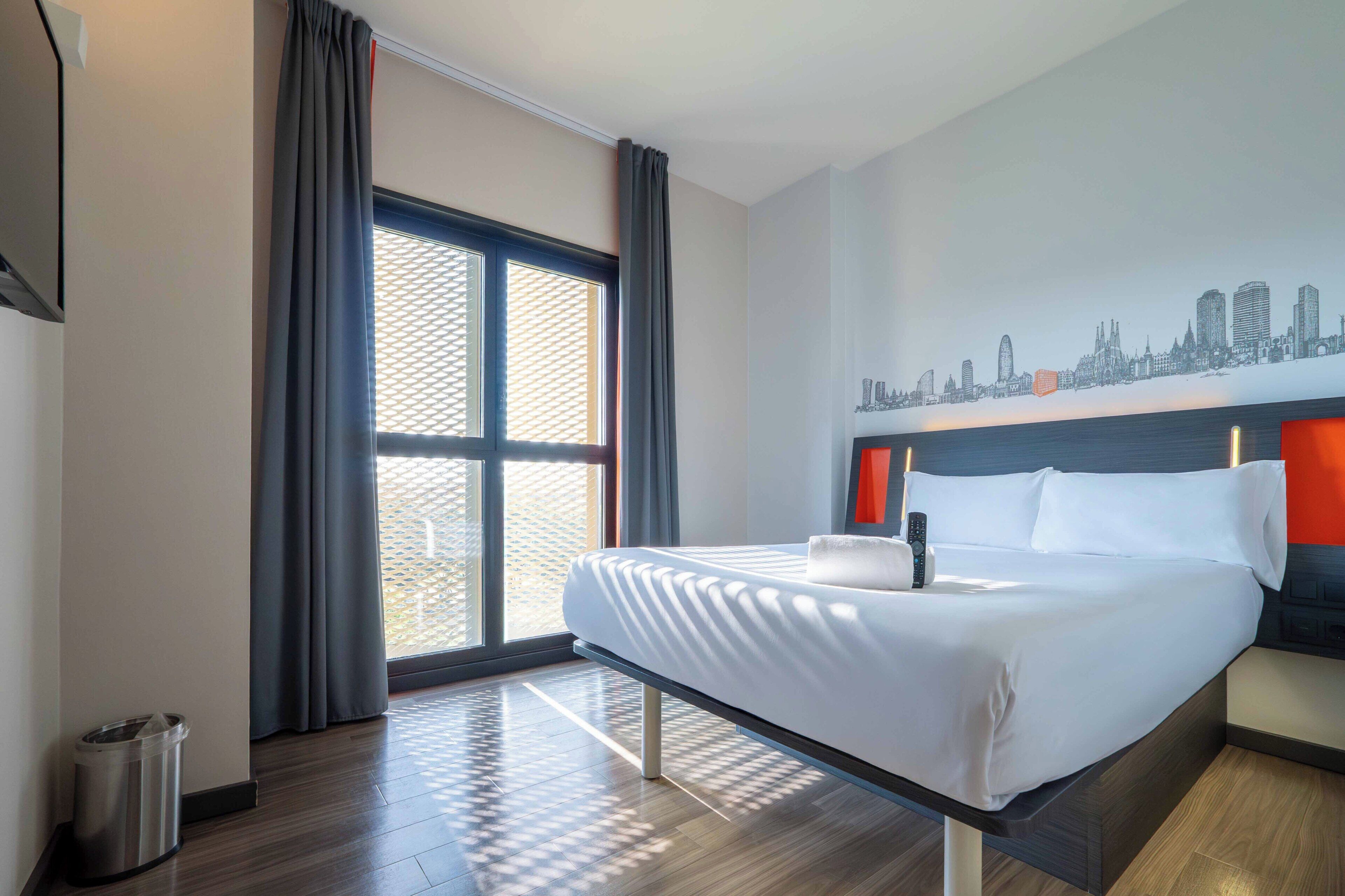 Chambre Standard double, 1 lit double | Lit avec matelas en mousse à mémoire, rideaux d’obscurcissement