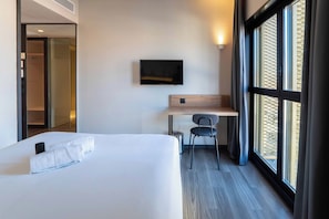 Habitación doble superior, 1 cama matrimonial | Camas con efecto memoria, cortinas blackout y insonorización