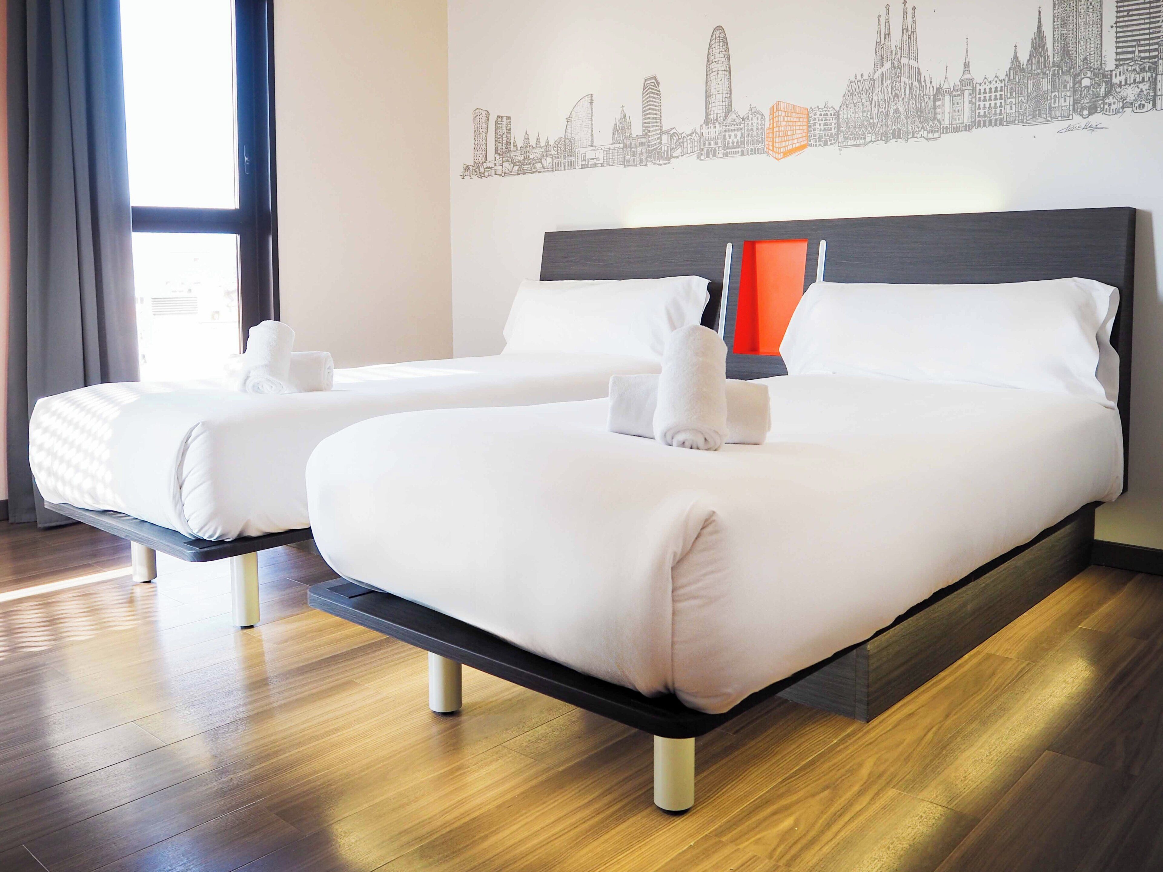 Standaard Twin kamer, 2 eenpersoonsbedden, toegankelijk voor mindervaliden | Bedden met traagschuimmatrassen, verduisterende gordijnen