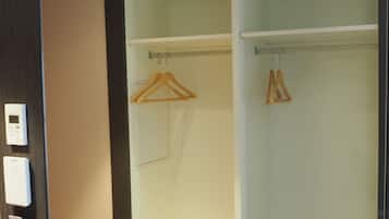 Quarto quádruplo standard, várias camas | Cortinas blackout, ferros/tábuas de passar roupa, Wi-Fi, roupa de cama