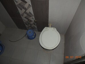 Een douche, een regendouche, gratis toiletartikelen, handdoeken