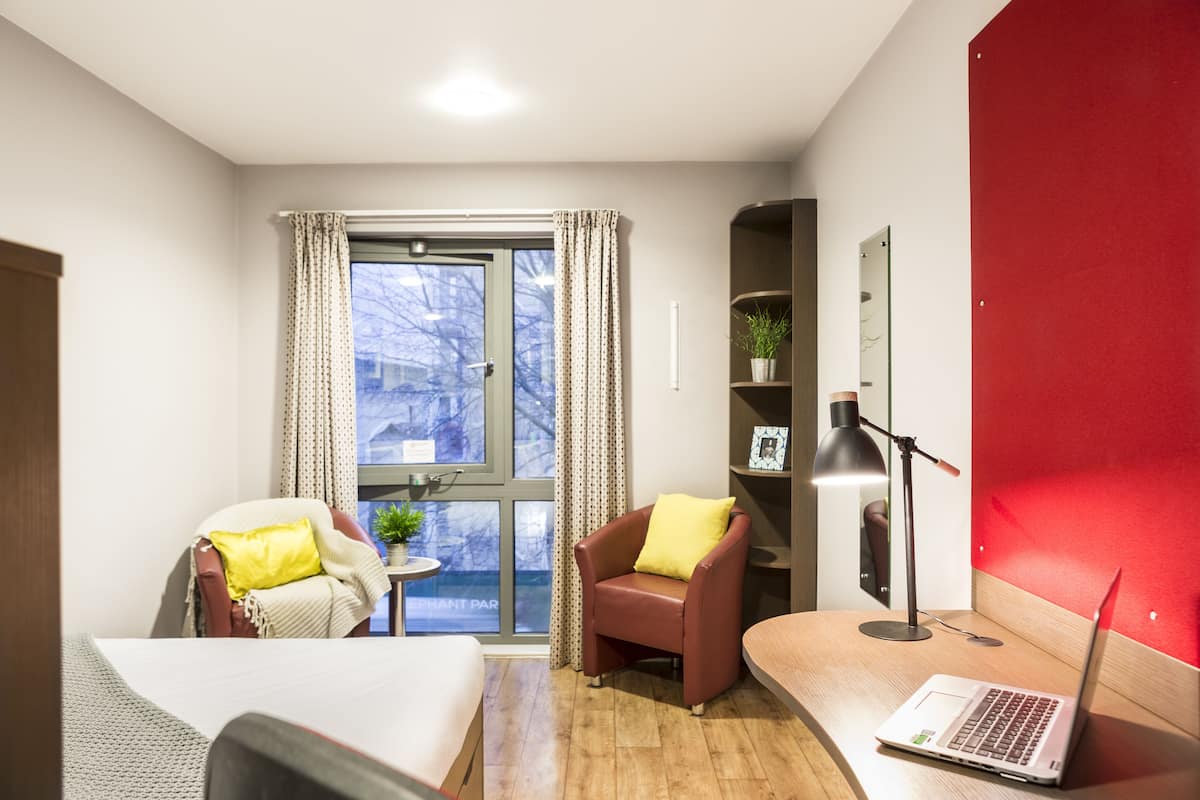 1 habitación, escritorio, tabla de planchar con plancha y wifi gratis