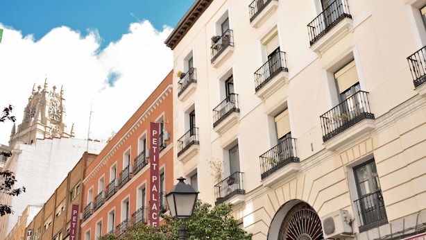 A building with multiple balconies and a prominent 'PETIT PALACE' sign. - Hostal Guestped (Madrid)
