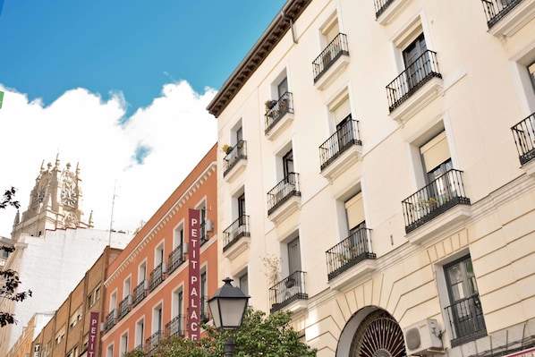 Front of property - Hostal Guestped (Madrid)