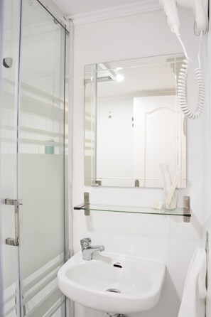 Habitación individual | Baño | Ducha, artículos de higiene personal gratuitos y secador de pelo