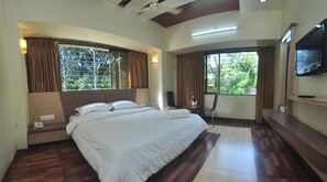 Individually decorated, individually furnished, desk, bed sheets - Hotel Hari International (Port Blair)