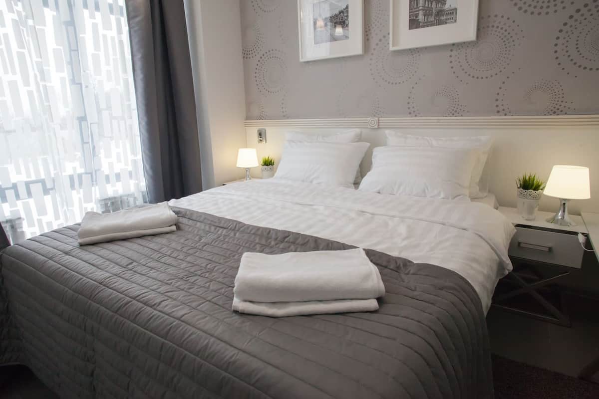 Basic-Doppelzimmer, 1 Queen-Bett | Hochwertige Bettwaren, Schreibtisch, Verdunkelungsvorhänge