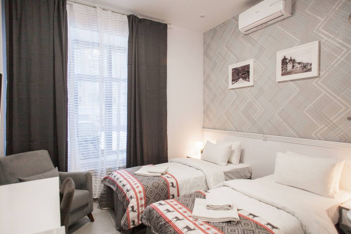 Comfort-Zweibettzimmer, 2 Einzelbetten | Hochwertige Bettwaren, Schreibtisch, Verdunkelungsvorhänge