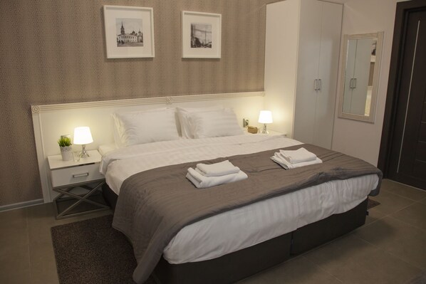 Comfort-studio | Ylelliset vuodevaatteet, työpöytä, pimennysverhot, äänieristys