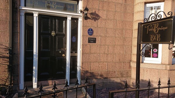 Vista frontal de la propiedad