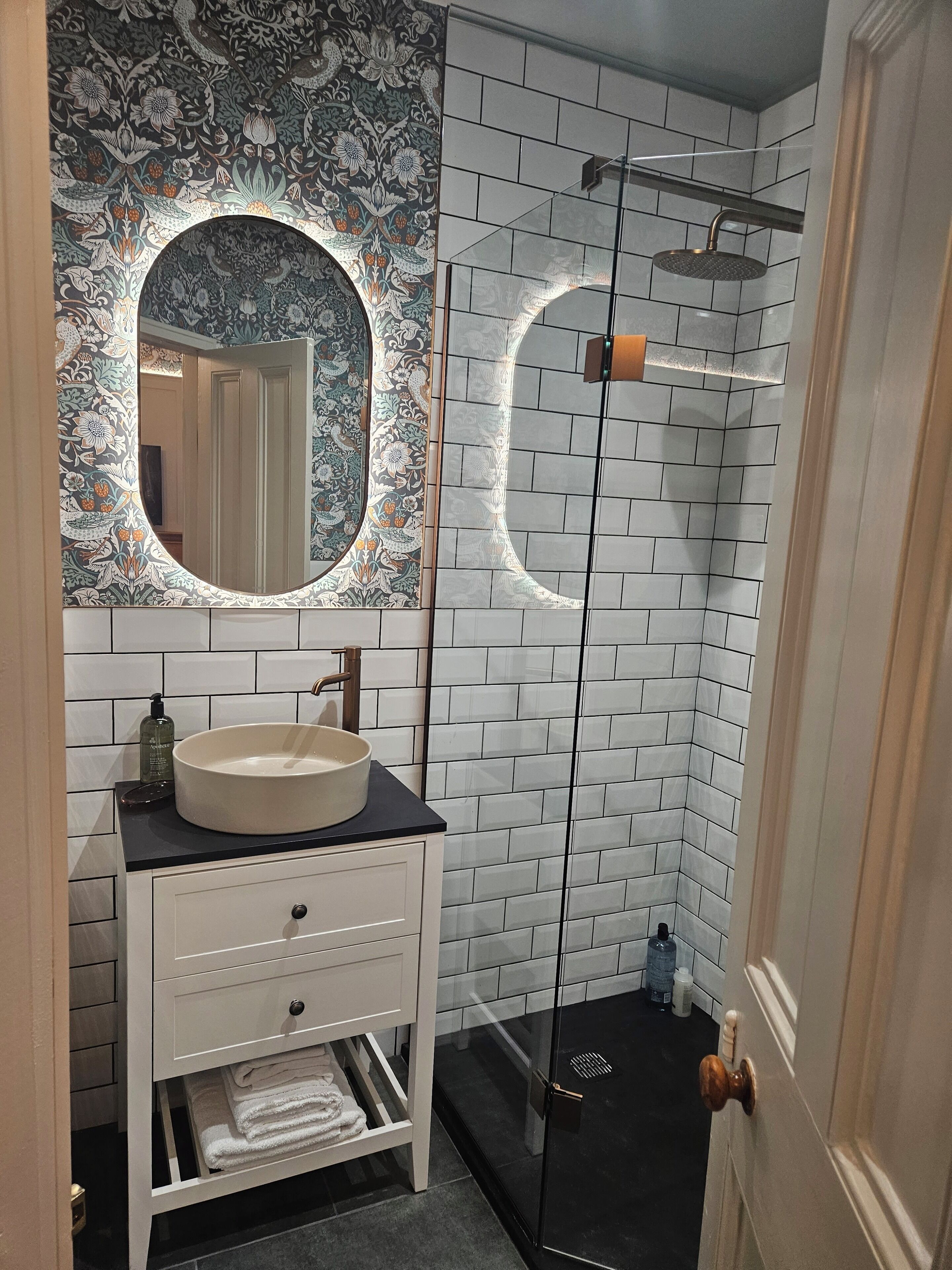 Habitación Deluxe doble | Baño | Cabezal de ducha tipo lluvia y artículos de higiene personal gratuitos