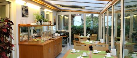 Tägliches Frühstücksbuffet (12 EUR pro Person)