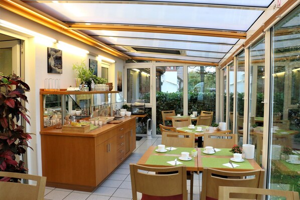 Daily buffet breakfast (EUR 12 per person) - grünblau Vitalpension (Rostock)