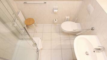Comfort-Doppelzimmer | Badezimmer | Dusche, Haartrockner, Handtücher