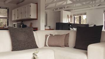 Deluxe Suite, 1 King Bed | Living area