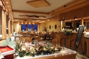 Petit déjeuner buffet (5 EUR par personne)