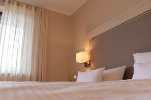 Comfort Double Room | In-room safe, desk, laptop workspace, blackout drapes - Landhotel Kastanienhof (Georgenberg)