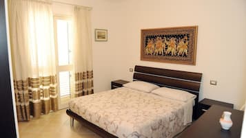 Deluxe-Zimmer, Balkon | Babybetten, Bettwäsche
