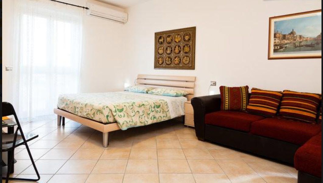 Classic Twin Room, Private Bathroom (External) | Cribs/infant beds, bed sheets