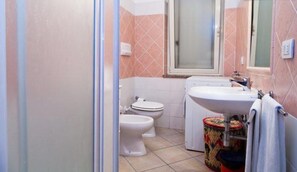 Rom – deluxe, balkong | Bad | Dusj, regndusjhode og håndklær