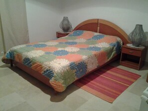 2 chambres, lits bébé (gratuits), lits pliants/supplémentaires gratuits
