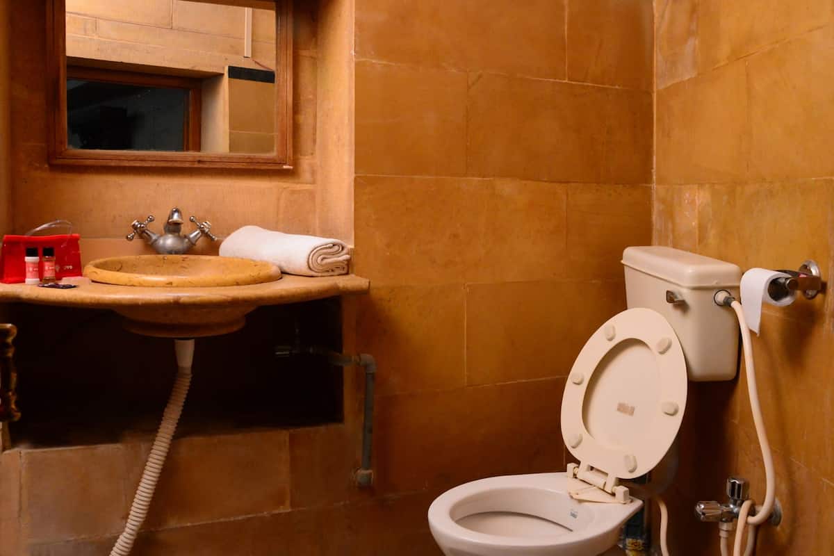 deluxe room | bathroom | combined shower/bathtub, free toiletries, towels