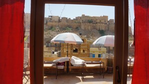 Una habitación con vista a una fortaleza histórica.