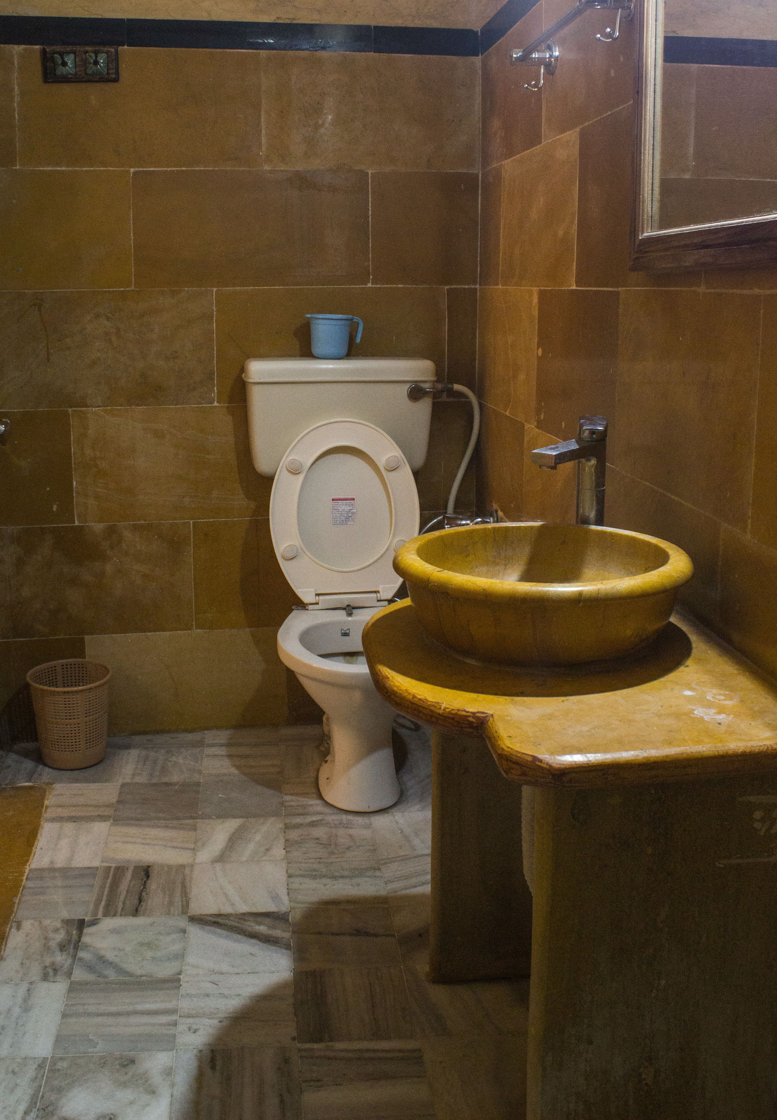 deluxe room | bathroom | combined shower/bathtub, free toiletries, towels