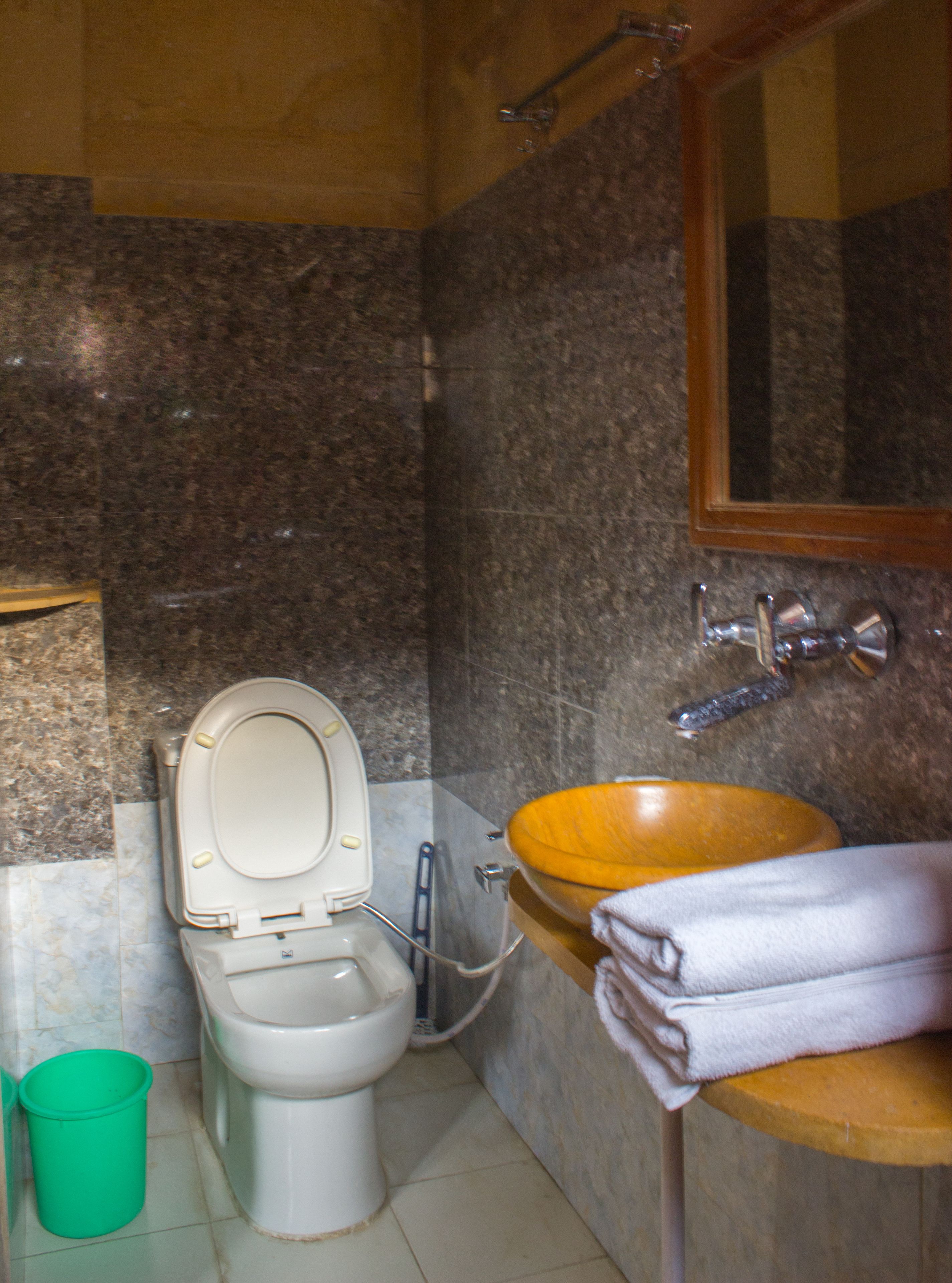 combined shower/bathtub, free toiletries, towels