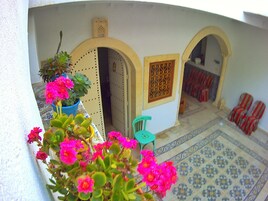 สนามรอบบริเวณ