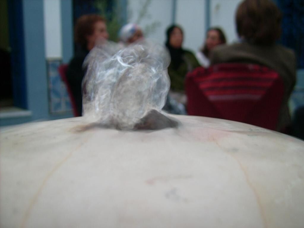 Une table en marbre sur laquelle se trouve un sac en plastique.
