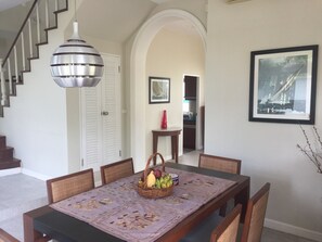 3 Bedrooms Villa | บริเวณรับประทานอาหารสำหรับครอบครัว