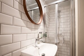 Eenpersoonskamer | Badkamer | Een douche, milieuvriendelijke toiletartikelen, een haardroger