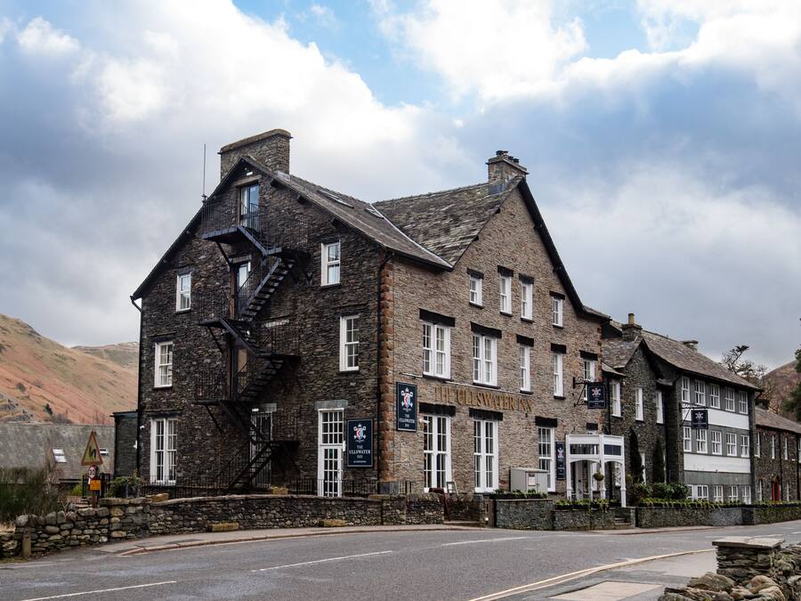 Un edificio de piedra con varias ventanas y un letrero que dice "The Gillwater Inn".