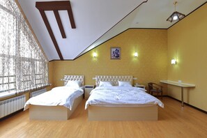 1 غرفة نوم وأغطية فراش متميزة وألحفة محشوة بالريش ومكتب