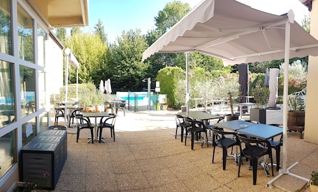 Terrace/patio. Hôtel la Bérangère