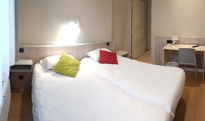 Individually furnished, desk, soundproofing, free cribs/infant beds - Hôtel la Bérangère (Perouges)