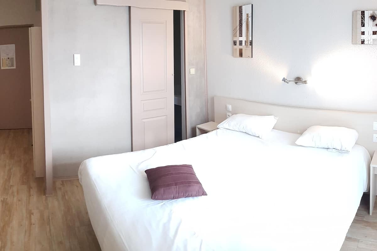 family room | individually furnished, desk, soundproofing, free cots/infant beds