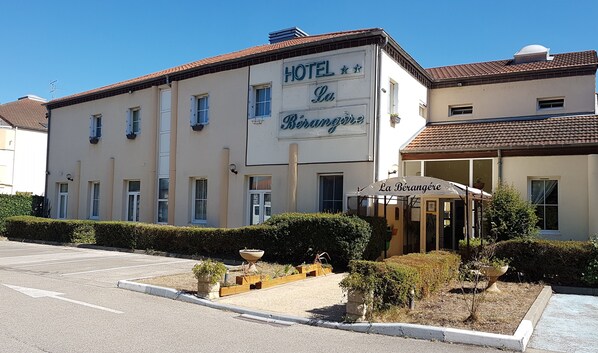 A hotel with a sign reading "HOTEL La Bérangère."