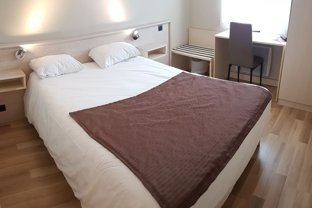 individually furnished, desk, soundproofing, free cots/infant beds