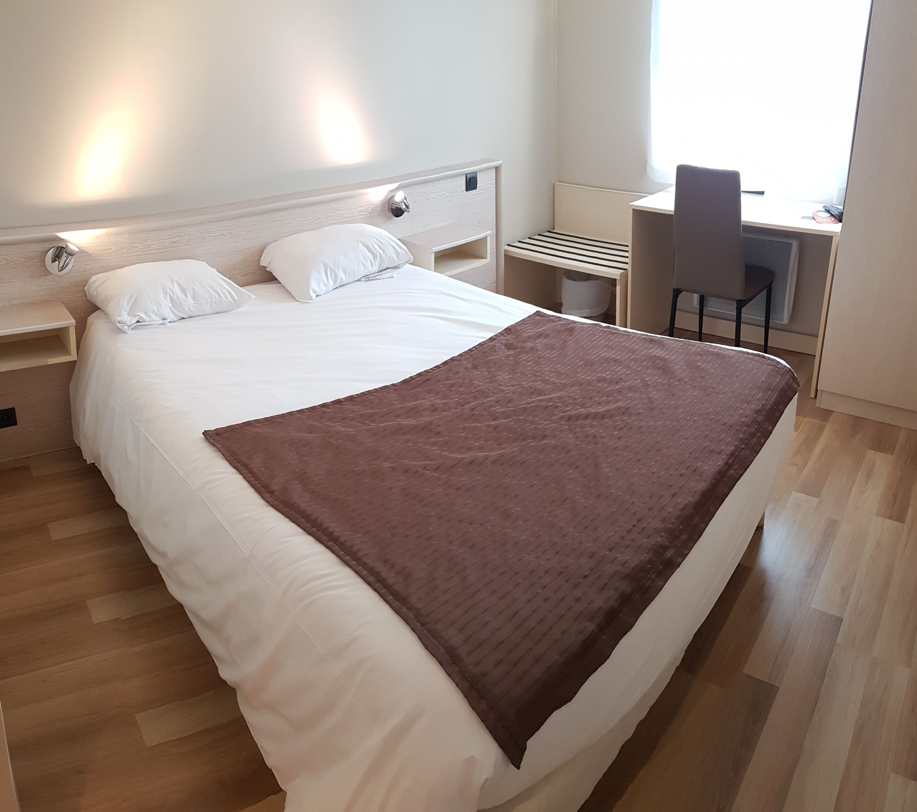 Con arredamento individuale, una scrivania, insonorizzazione