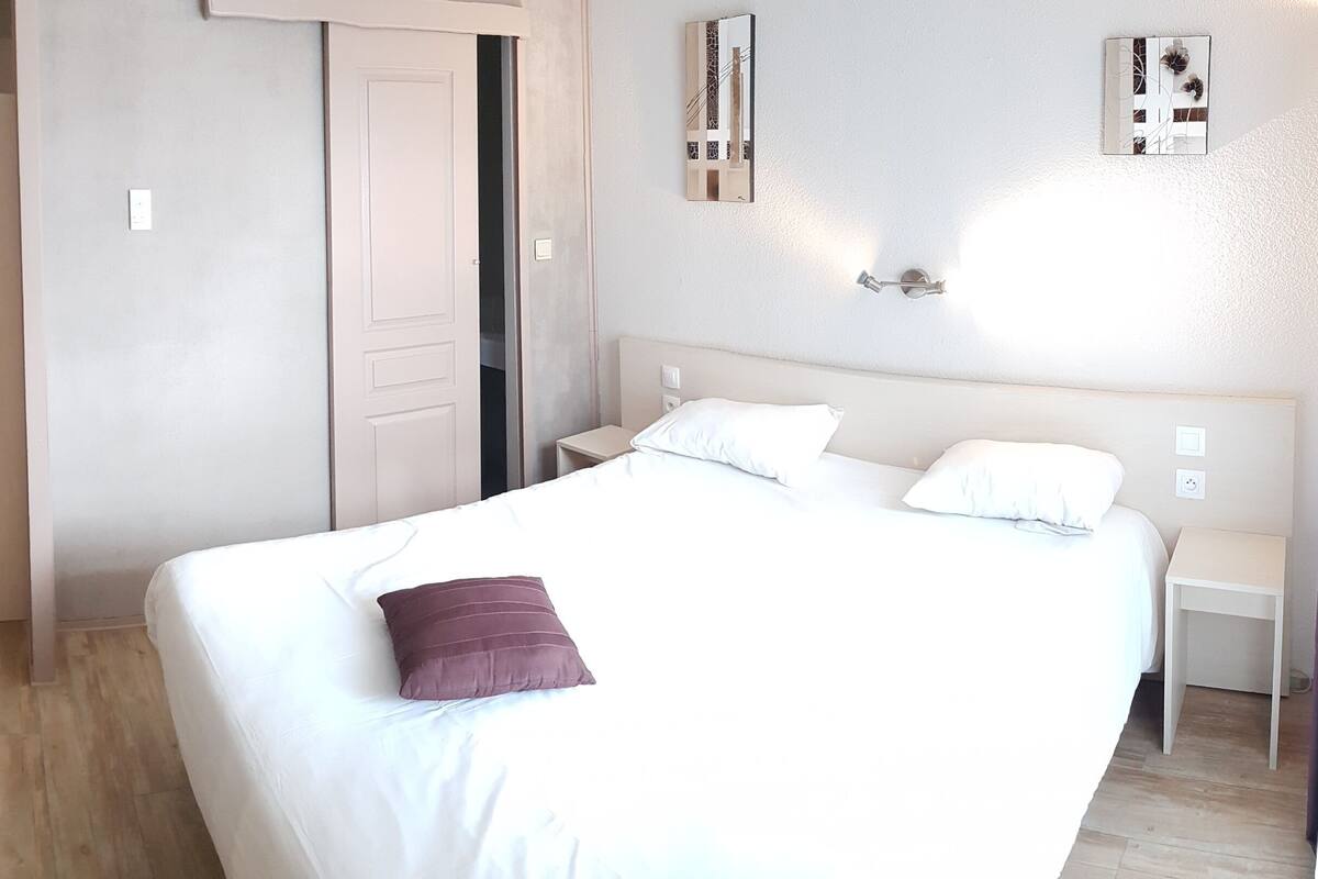 Individually furnished, desk, soundproofing, free cribs/infant beds