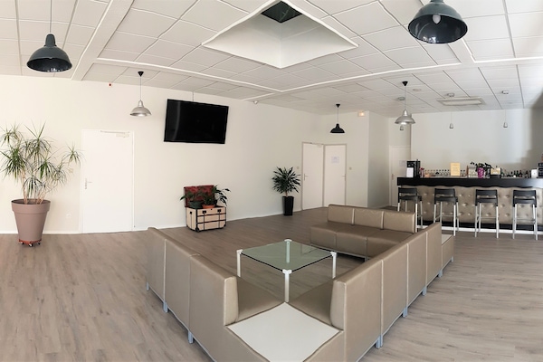 Lobby lounge