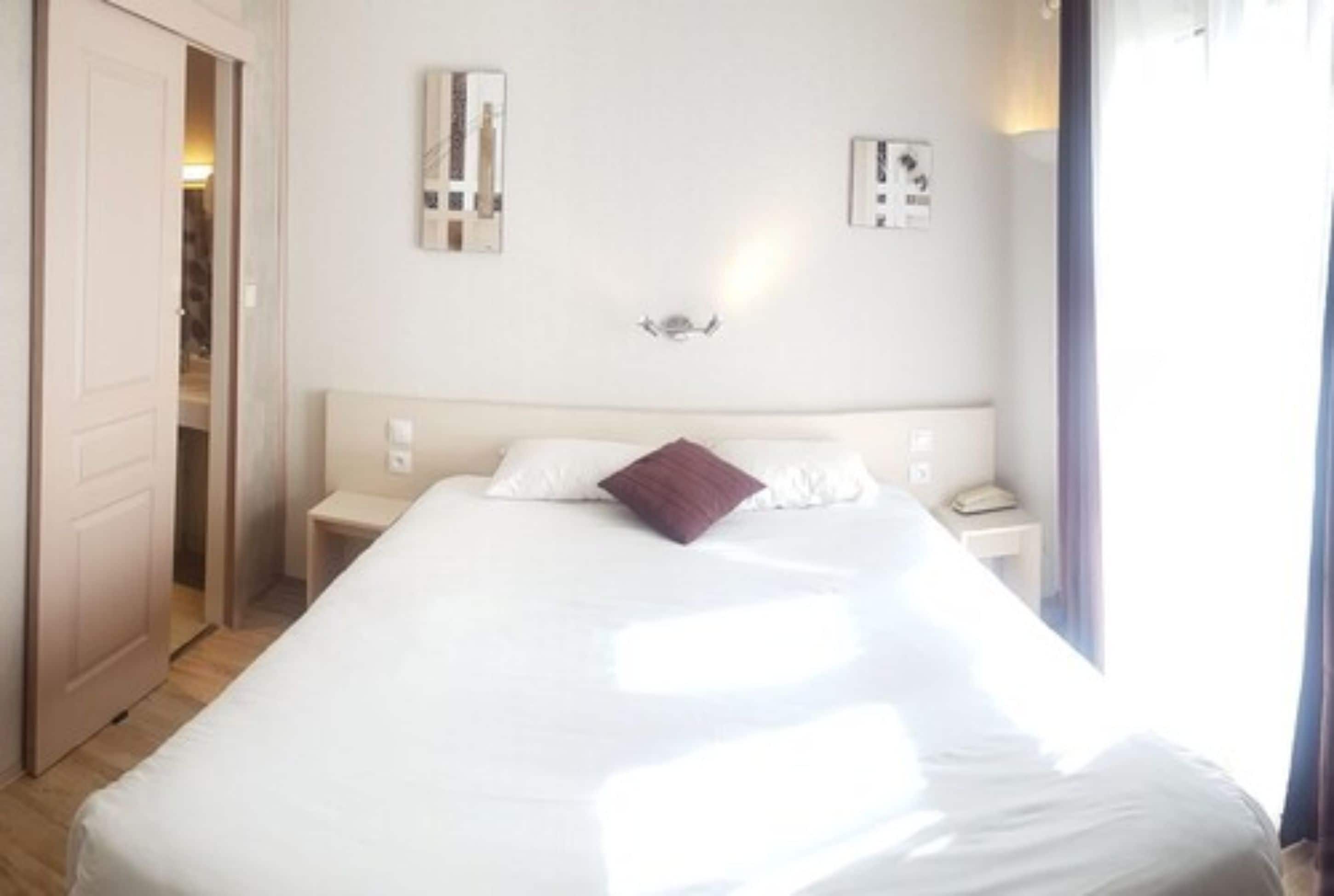 family room | individually furnished, desk, soundproofing, free cots/infant beds