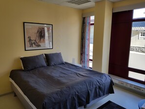 Quarto casal superior, banheiro compartilhado, no canto | Roupas de cama premium, ferros/tábuas de passar roupa, berços grátis