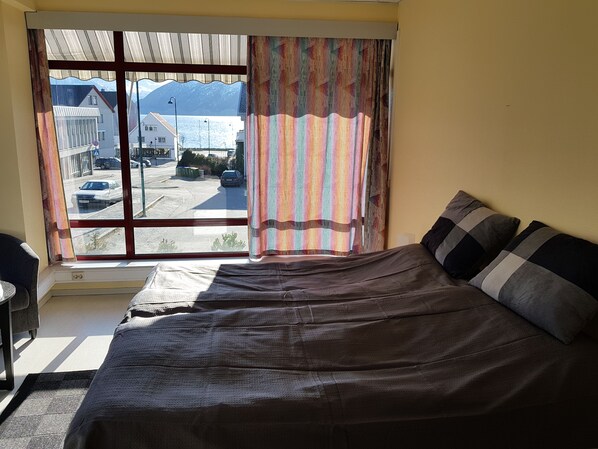 Quarto casal superior, banheiro compartilhado, no canto | Vista do quarto