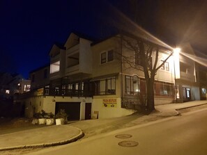 Fachada da propriedade à noite