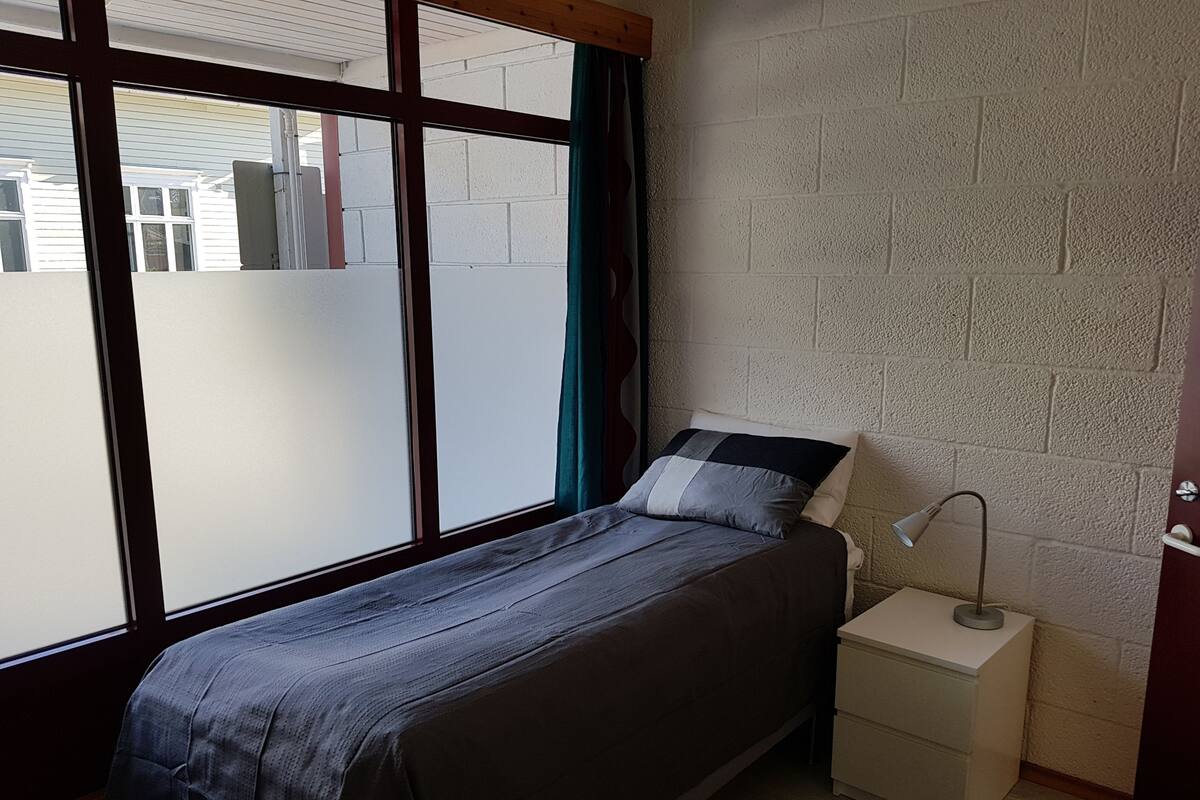 Quarto solteiro standard, banheiro compartilhado | Roupas de cama premium, ferros/tábuas de passar roupa, berços grátis
