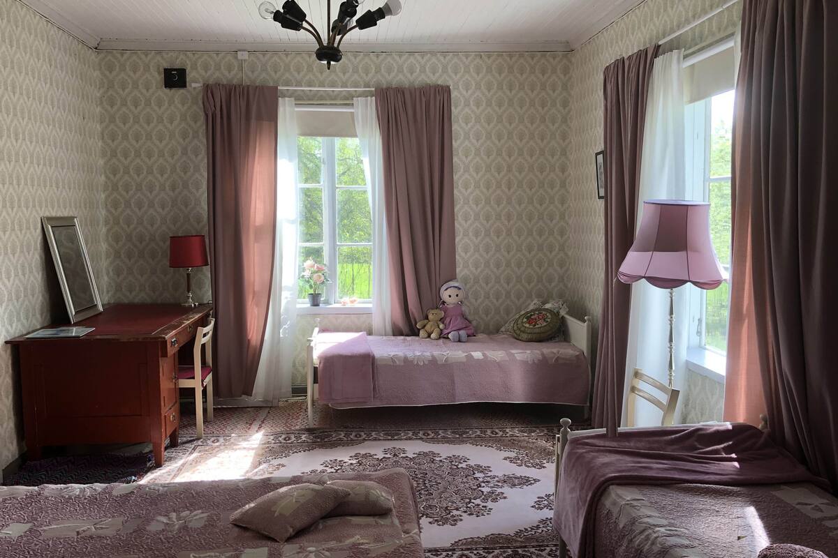 Habitación cuádruple familiar | Ropa de cama hipoalergénica y decoración individual